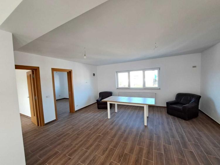 Apartament cu 3 camere semidecomandat în Cățelu