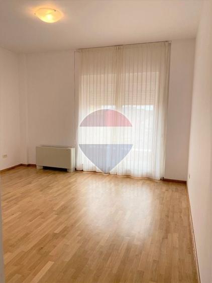 Apartament cu 4 camere semidecomandat în Herăstrău