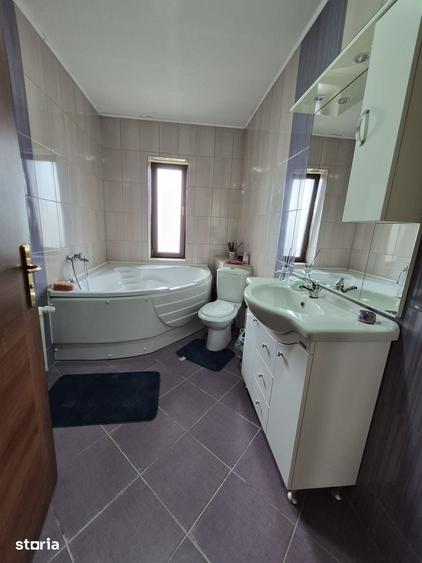 Casă cu 5 camere cu Teren 700 Mp în Malu Mare