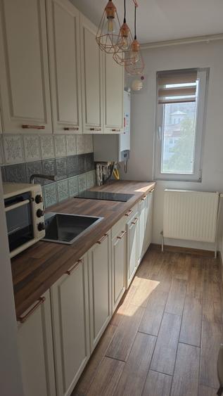 Inchiriez apartament 3 camere - 6