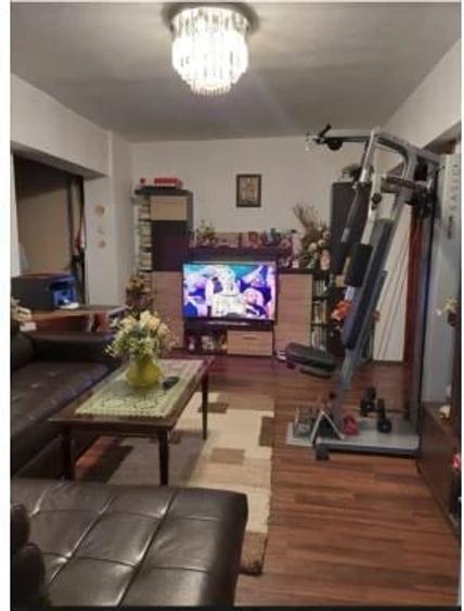 Apartament cu 3 camere semidecomandat în Sebastian