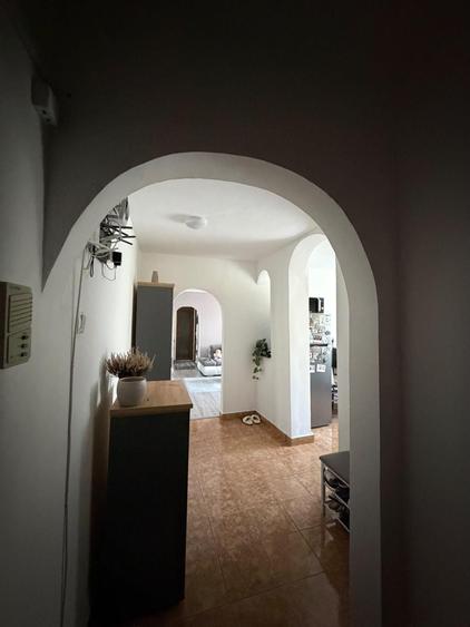 Apartament cu 3 camere semidecomandat în Rogerius