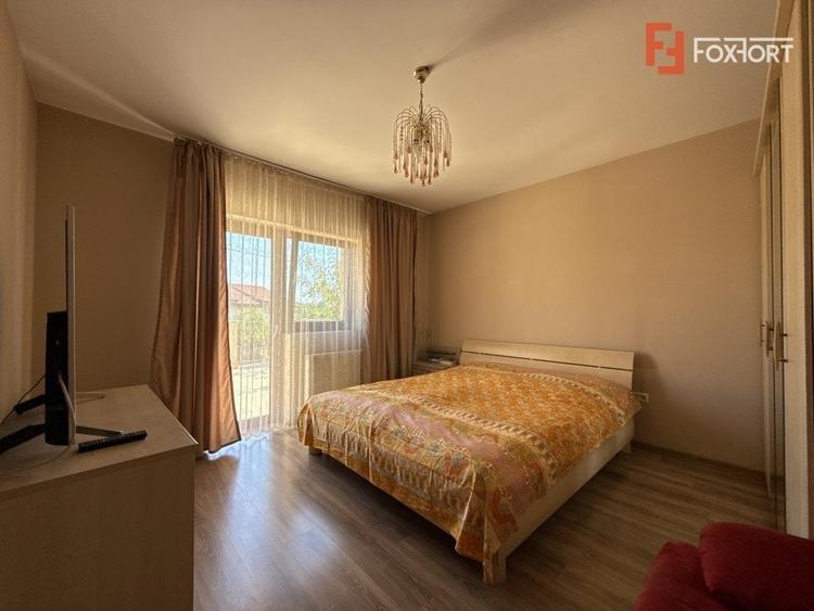 Casă individuală cu 8 camere cu Canalizare în Mehala