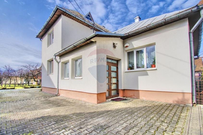 Casă cu 7 camere cu Teren 800 Mp în Central