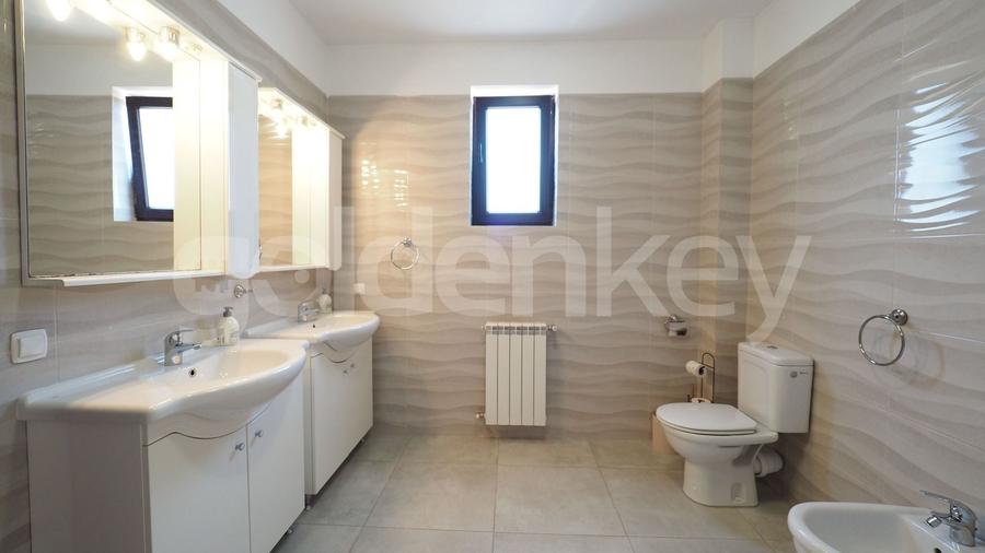 Casă individuală cu 6 camere cu Canalizare în Pipera