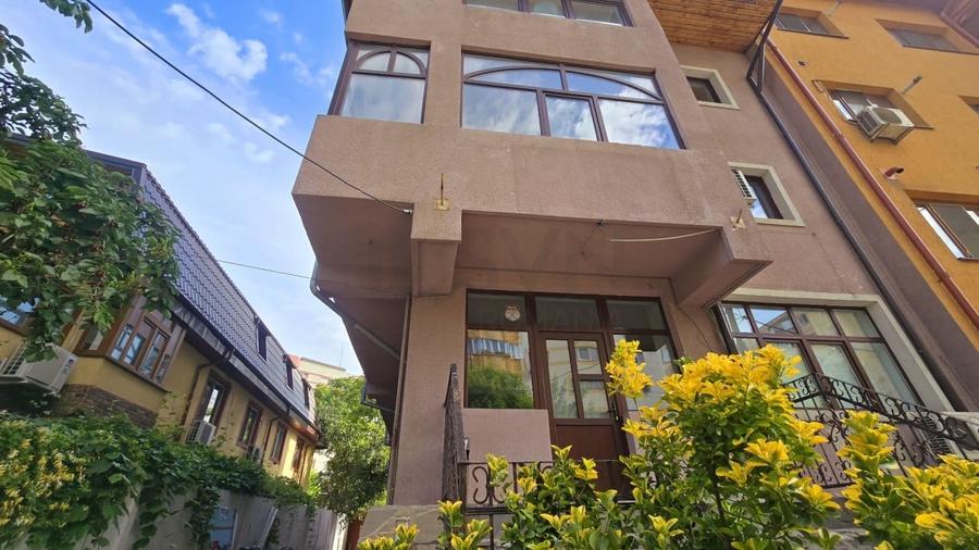 Casă individuală cu 10 camere cu Canalizare în 13 Septembrie