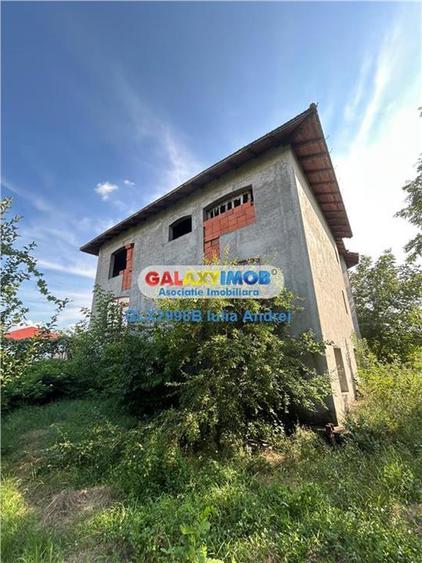 Casă cu 7 camere cu Teren 2700 Mp în Central