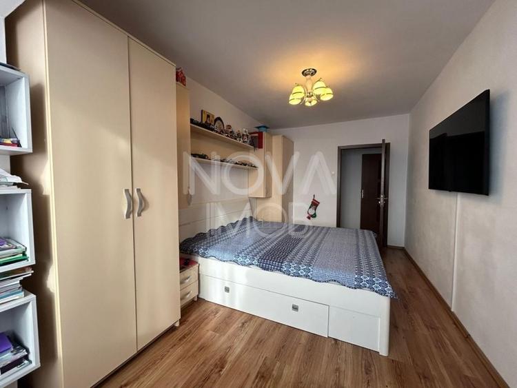 Apartament cu 3 camere semidecomandat în Turnișor