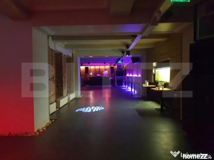 Apartament cu 7 camere decomandat în P-ța Victoriei