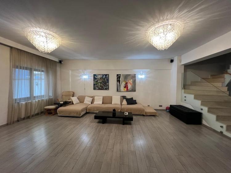 Apartament cu 5 camere decomandat în Herăstrău