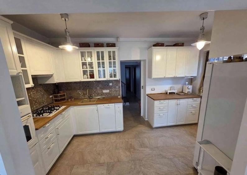 Casă cu 5 camere cu Teren 240 Mp în Barbu Văcărescu