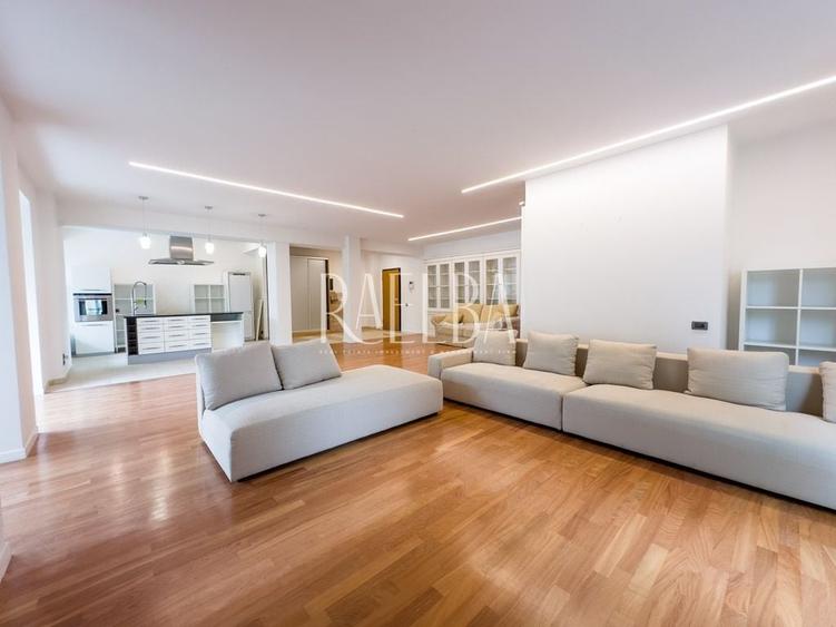 Apartament cu 3 camere semidecomandat în Primăverii
