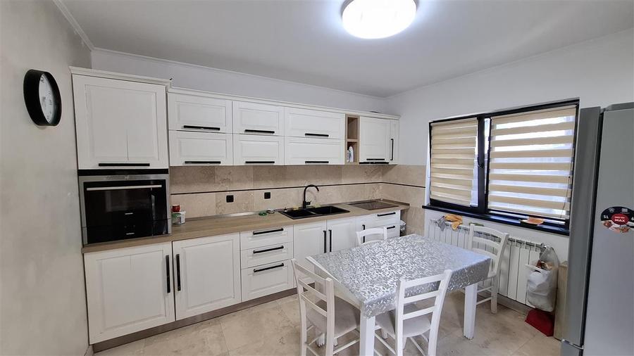 Duplex cu 4 camere cu Piscina în Rediu