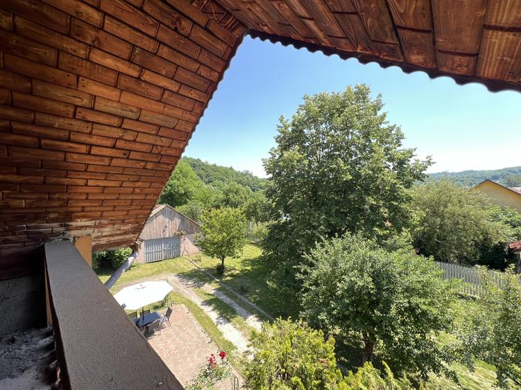 Casă individuală cu 10 camere cu Teren 5164 Mp în Malu cu Flori