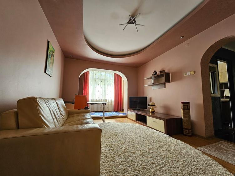 Apartament cu 3 camere semidecomandat, mobilat în Podu Roș