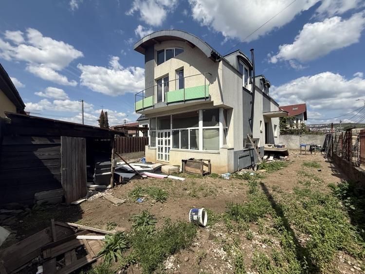Casă individuală cu 5 camere cu Canalizare în Someșeni