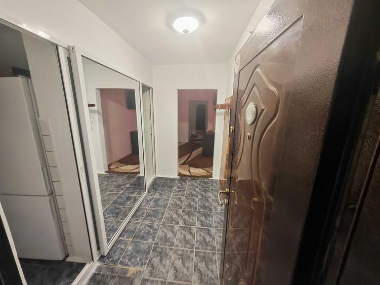 Apartament cu 3 camere semidecomandat în Dacia