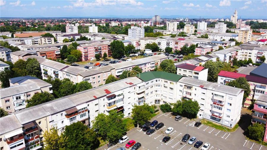 Apartament cu 4 camere decomandat în Micro 16