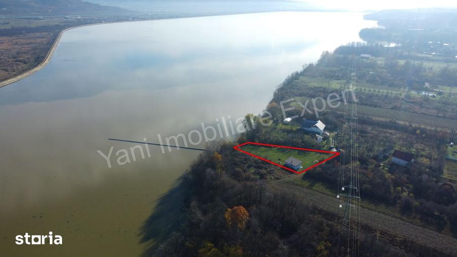 Teren de 1600 mp, în Merișani