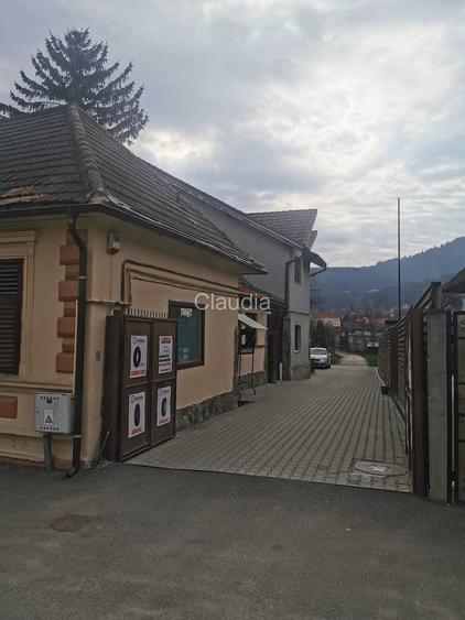 Casă cu 3 camere cu Teren 1958 Mp în Central