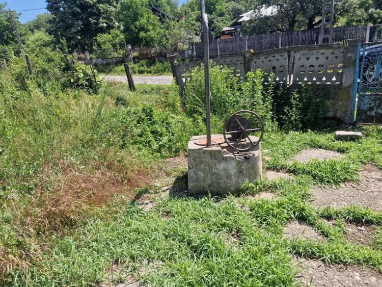 Casă cu 4 camere cu Teren 400 Mp în Călinești