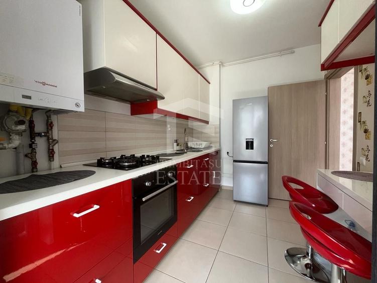 Apartament cu 3 camere semidecomandat, mobilat în DN 1