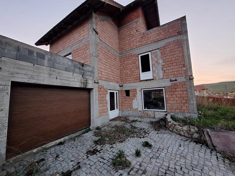 Casă individuală cu 5 camere cu Canalizare în Câmpenești