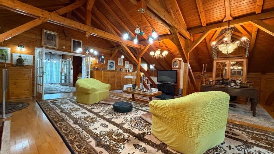 Casă individuală cu 9 camere cu Piscina în Central