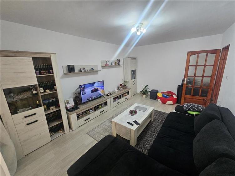 Apartament cu 3 camere decomandat, mobilat în Micro IV