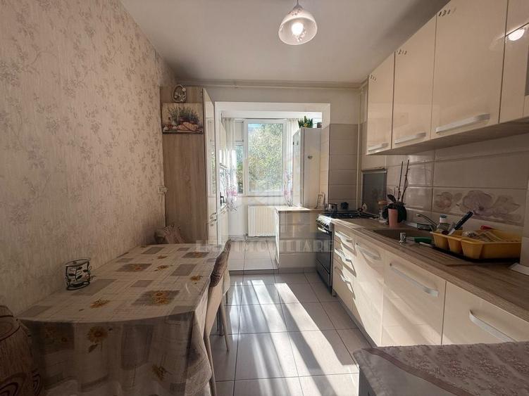 Apartament cu 3 camere semidecomandat, mobilat în Gării