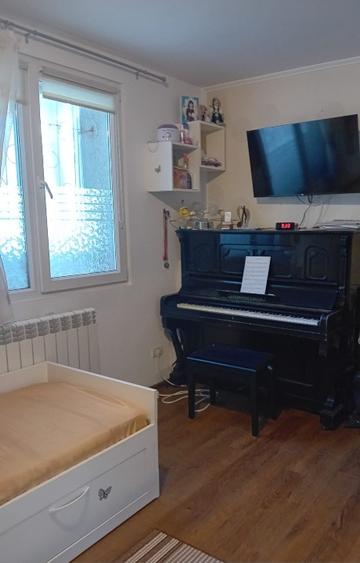 Apartament cu 3 camere semidecomandat în Obor