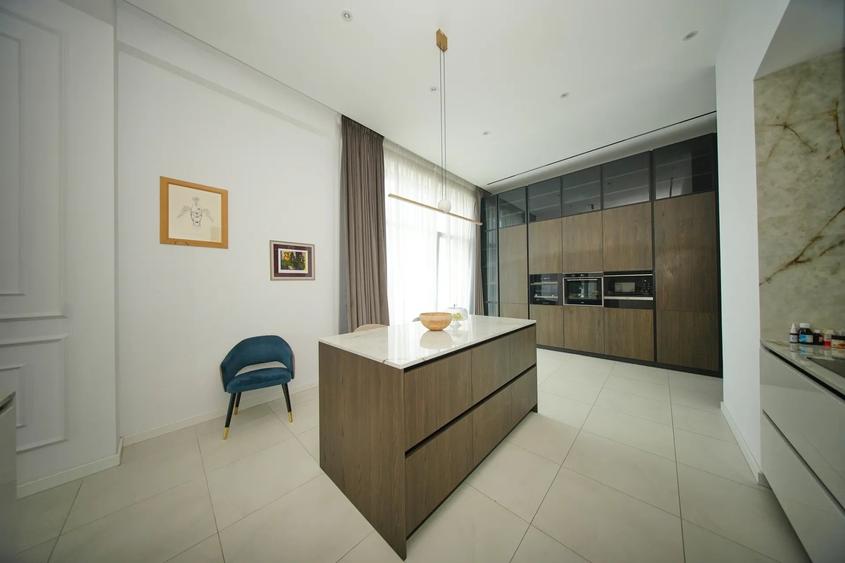 Apartament cu 4 camere decomandat în Herăstrău