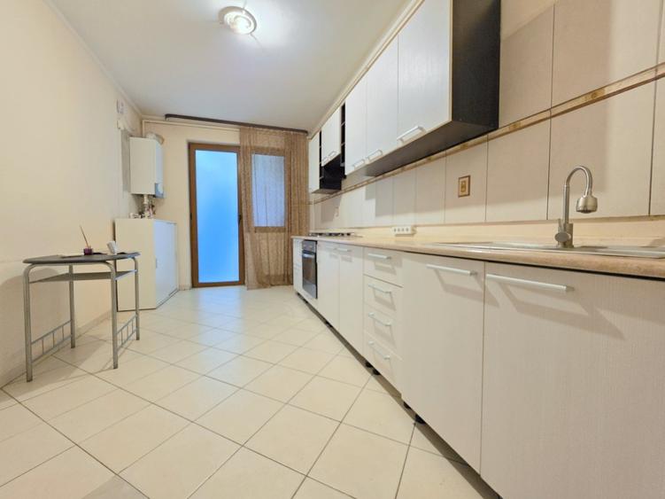 Apartament cu 3 camere decomandat în Aviației