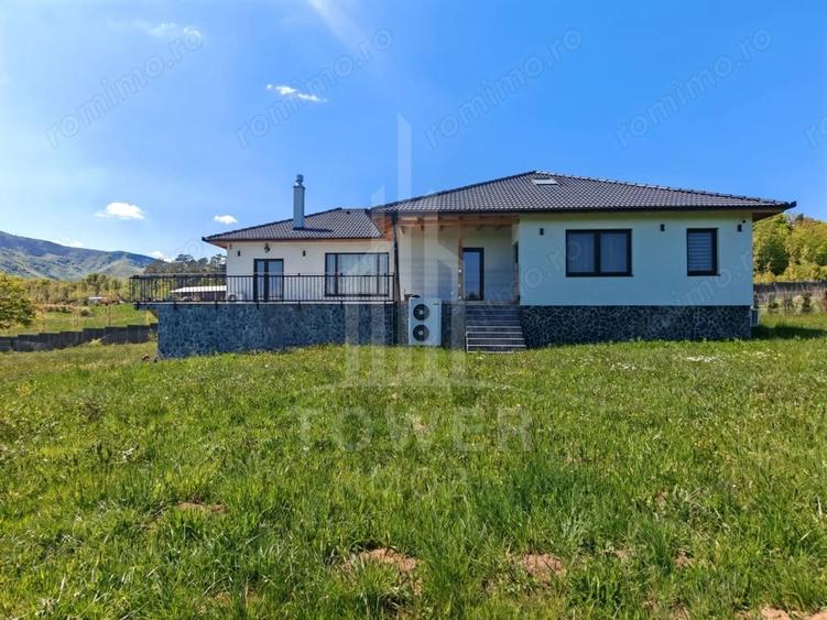 Casă cu 2 camere cu Teren 3282 Mp în Sadu