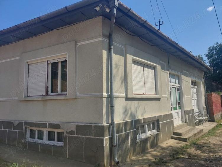 Casă cu 4 camere cu Teren 1862 Mp în Anina