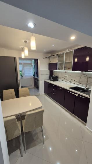 Apartament cu 3 camere decomandat în Teiul Doamnei