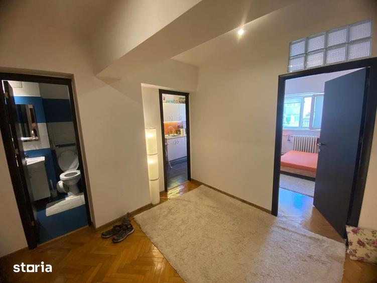 Apartament cu 3 camere semidecomandat în Victoriei