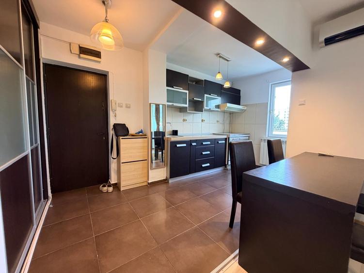 Apartament cu 3 camere semidecomandat în Titan