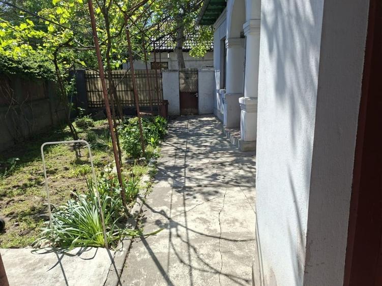 Casă individuală cu 3 camere cu Canalizare în Central