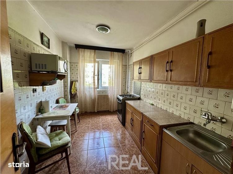 Apartament cu 3 camere semidecomandat în Apusului