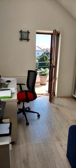 Apartament cu 3 camere semidecomandat, mobilat în Dămăroaia