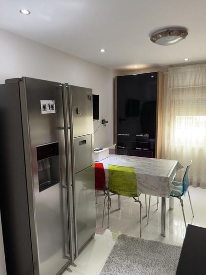 Apartament cu 3 camere decomandat în Școlilor