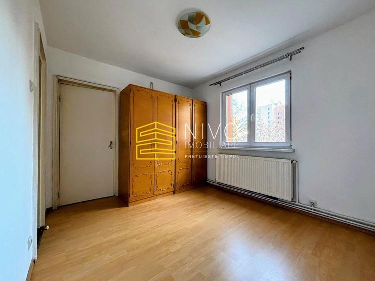 Apartament cu 3 camere semidecomandat în Dâmbu Pietros