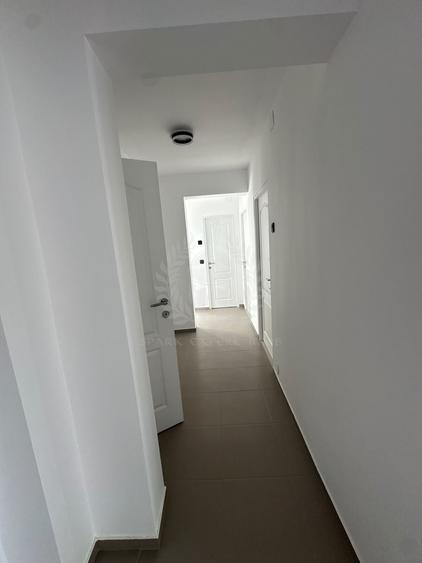 Apartament cu 4 camere decomandat în Enachiță Văcărescu