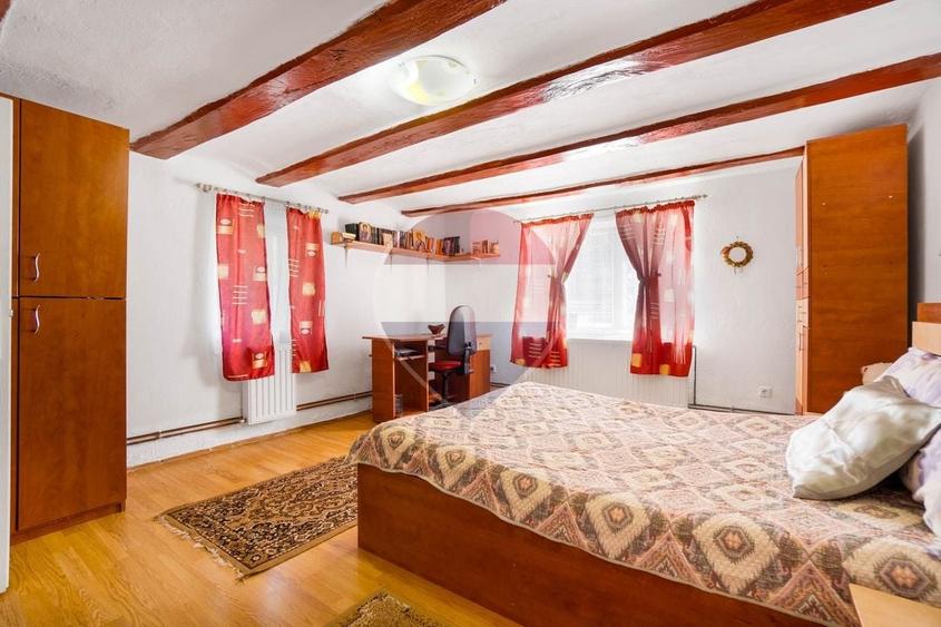 Casă individuală cu 6 camere cu Teren 2794 Mp în Bunești