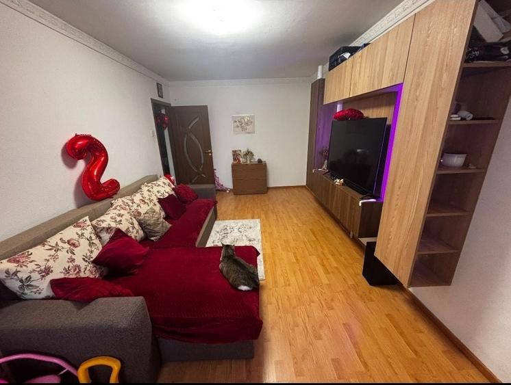 Apartament cu 3 camere decomandat, mobilat în Rahova