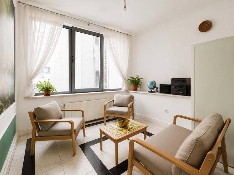Apartament cu 4 camere semidecomandat în Romană