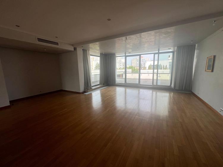 Apartament cu 4 camere decomandat în Capitale