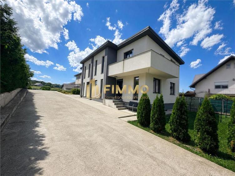 Duplex cu 4 camere cu Canalizare în Ipotești