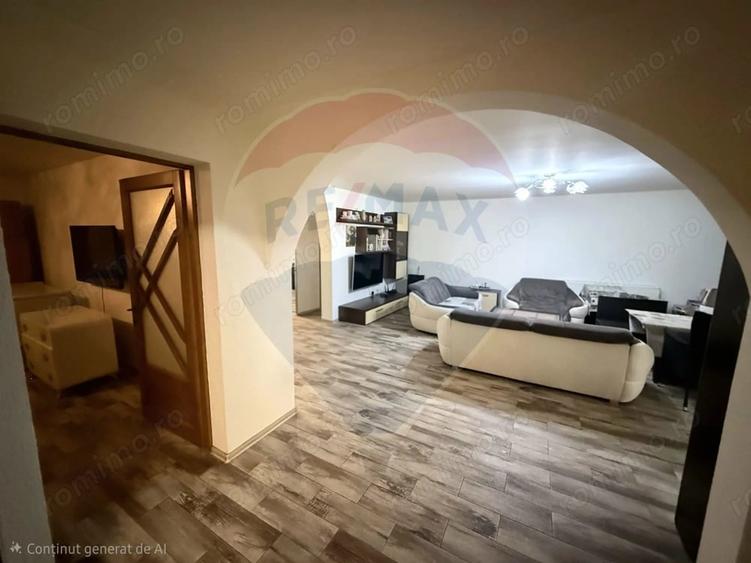 Casă cu 5 camere cu Teren 6117 Mp în Voislova